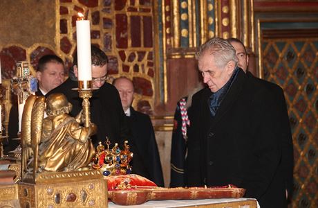 Prezident Zeman u korunovaních klenot ve Svatovítské katedrále.