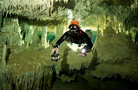 Potp prozkoumv podvodn jeskynn komplex Sac Actn.