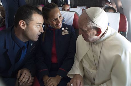 Pape Frantiek ve tvrtek cestou na sever Chile oddal v letadle letuku a...