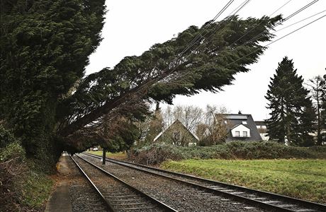 Strom spadl na vedení nad elezniní tratí v Düsseldorfu.