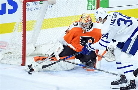 esk brank Michal Neuvirth (Philadelphia) zasahuje proti stele Austina...