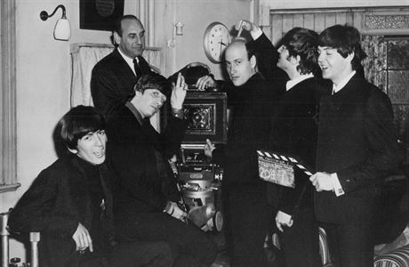 Reisér Richard Lester (uprosted) v obleení Beatles pi natáení Perného dne....