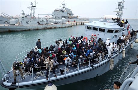 Skupina migrant, které u beh Libye zachránila pobení hlídka.