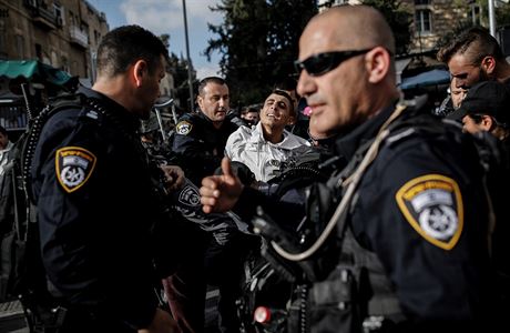 Izraelská policie zadrue palestinského demonstranta (ilustraní snímek).