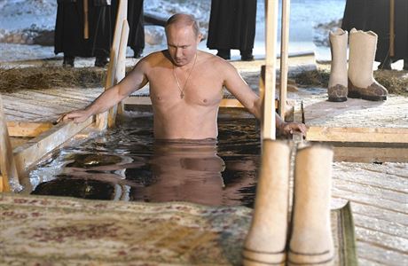 Prezident Putin v ledové vod na tíkrálové koupání.