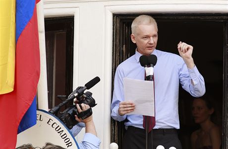 Julian Assange na balkone ekvádorské ambasády pi projevu (19. srpen 2012)