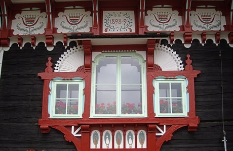 Detail okna chaty Libušín na radhošťských Pustevnách,1897–1899. Pohádková...
