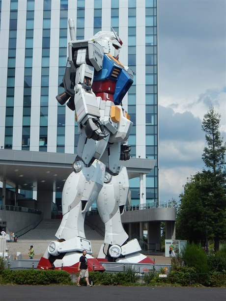 Obí socha humanoidního robota z animovaného seriálu Gundam