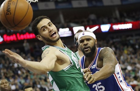 Abdel Nader z Bostonu Celtics (vlevo) bojuje o míč se soupeřem z Philadelphie...