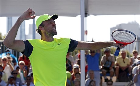 Chorvat Ivo Karlovič slaví postup do 3. kola Australian Open.