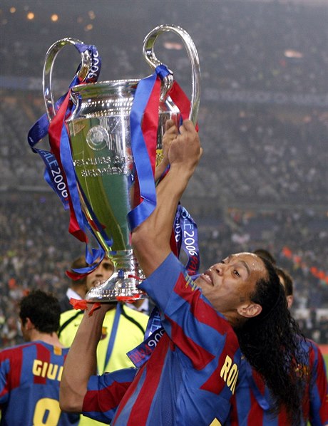 Brazilec Ronaldinho slaví s trofejí pro vítze Ligy mistr (rok 2006).
