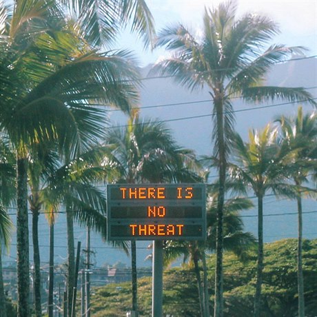 Nic vám nehrozí, stojí na silniním poutai na Havajském ostrov Oahu.