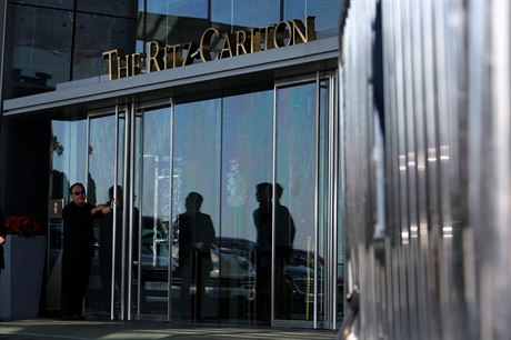 Uzavený vchod do hotelu Ritz-Carlton.