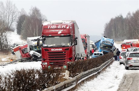 Nehoda kamionů i osobních aut na D1.