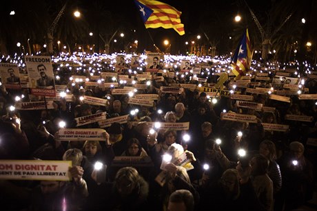 Demonstranti drí plakáty s nápisem "Svobodu pro politické vzn" v Barcelon...