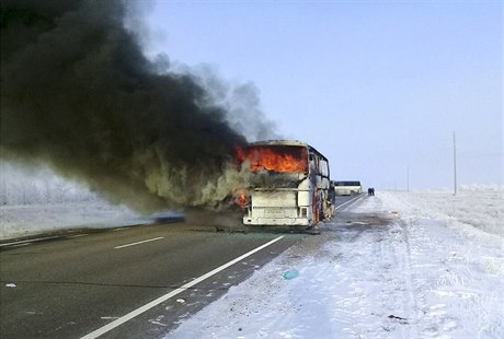 Pi nehod autobusu v Kazachstánu zemelo 52 lidí.