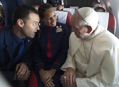 Papež František ve čtvrtek cestou na sever Chile oddal v letadle letušku a...