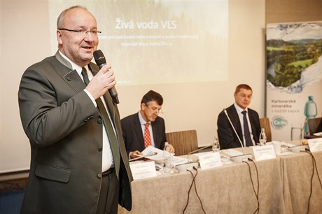 Josef Vojáček, ředitel státní firmy Lesy České republiky (vlevo).