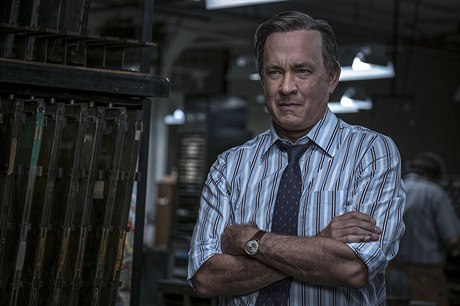 Tom Hanks jako Ben Bradlee. Snímek Akta Pentagon: Skrytá válka (2017).