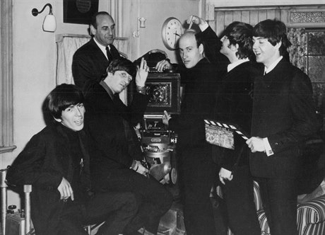 Reisér Richard Lester (uprosted) v obleení Beatles pi natáení Perného dne....
