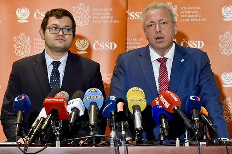 Jan Chvojka a Milan Chovanec na tiskové konferenci ČSSD před jednáním sněmovny...