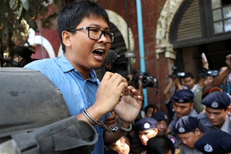 Novinář Wa Lone přichází k soudu v barmském Yangonu.