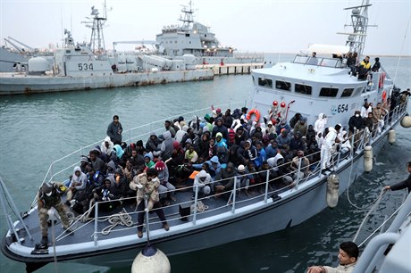 Skupina migrant, které u beh Libye zachránila pobení hlídka.