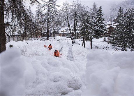 Pracovníci ve výcarském Zermattu odstraují závje snhu.