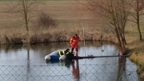 Tým rozplétá vradu manelského páru. Zavradného mue a jeho enu, které...