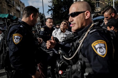 Izraelská policie zadruje palestinského demonstranta.