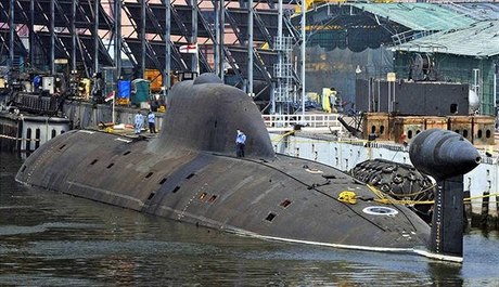Indická jaderná ponorka INS Arihant v pístavu.