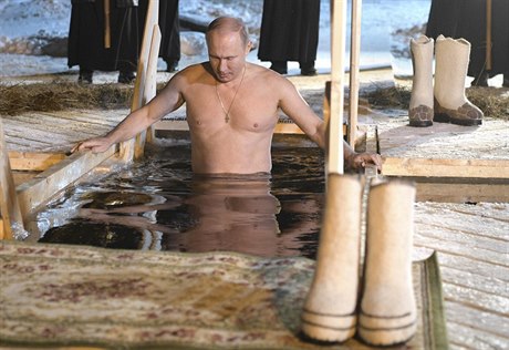 Prezident Putin v ledové vod na tíkrálové koupání.