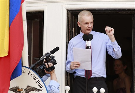 Julian Assange na balkone ekvádorské ambasády pi projevu (19. srpen 2012)