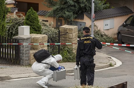 Kriminalista podlézá policejní pásku, aby se dostal do domu, kde dolo k...