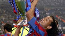 Brazilec Ronaldinho slav s trofej pro vtze Ligy mistr (rok 2006).