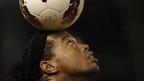 Ronaldinho se mazlí s míčem v době, kdy hráč v brazilském Flamengu.