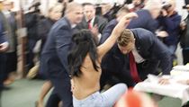 Zeman se domnv, e ho napadla aktivistka skupiny Femen.