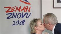 Miloš Zeman políbil svou manželku a předal ji květiny.