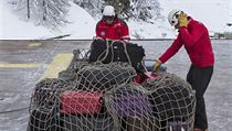 Zavazadla turist, kte ze Zermattu odletli vrtulnkem, bylo nutn zabalit do...