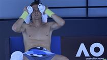 Tomáš Berdych se chladí ručníkem během zápasu se Španělem Guillermem...