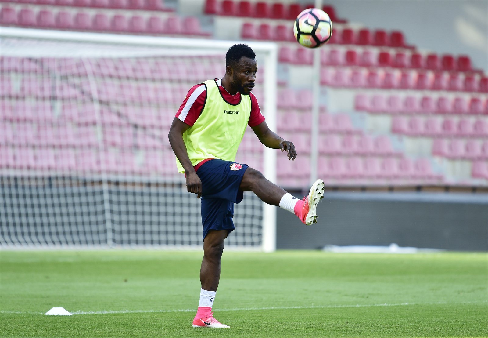 Fotbalovou Spartu by m�l posílit zálo�ník Guélor Kanga z Crvené zvezdy B�lehrad.