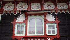Detail okna chaty Libušín na radhošťských Pustevnách,1897–1899. Pohádková...