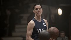 Natáení filmu z basketbalového prostední Zlatý podraz. Na snímku Jií Welsch.