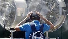 Fanouek se osvuje bhem dne na Australian Open pímo v Melbourne Parku....