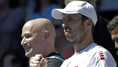 Andre Agassi a Radek tpánek, trenérský tým Srba Novaka Djokovie.
