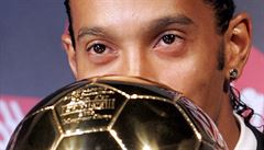 Brazilec Ronaldinho v roce 2005 se svým druhým Zlatým míem pro nejlepího...