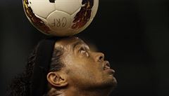 Ronaldinho se mazlí s míem v dob, kdy hrá v brazilském Flamengu.