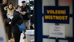 Opět se otevřely volební místnosti, odvolila už více než polovina lidí