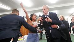 Aktivistka z hnutí FEMEN, která napadla Miloe Zemana. Ochranka jí rychle...