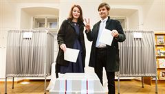 Prezidentský kandidát Marek Hiler se svou manelkou odvolili v Pohoelci.